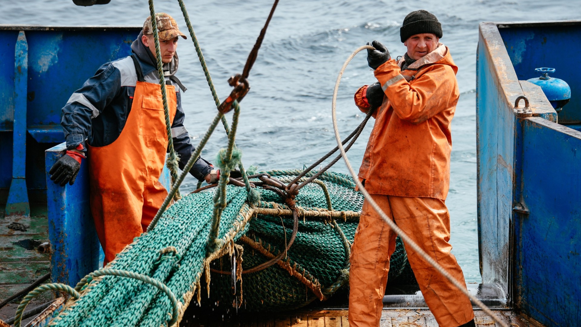 Судовые вакансии в море. Рыбаки на судне. Рыбаки на траулере. Современное рыболовство. Промысел рыбы.